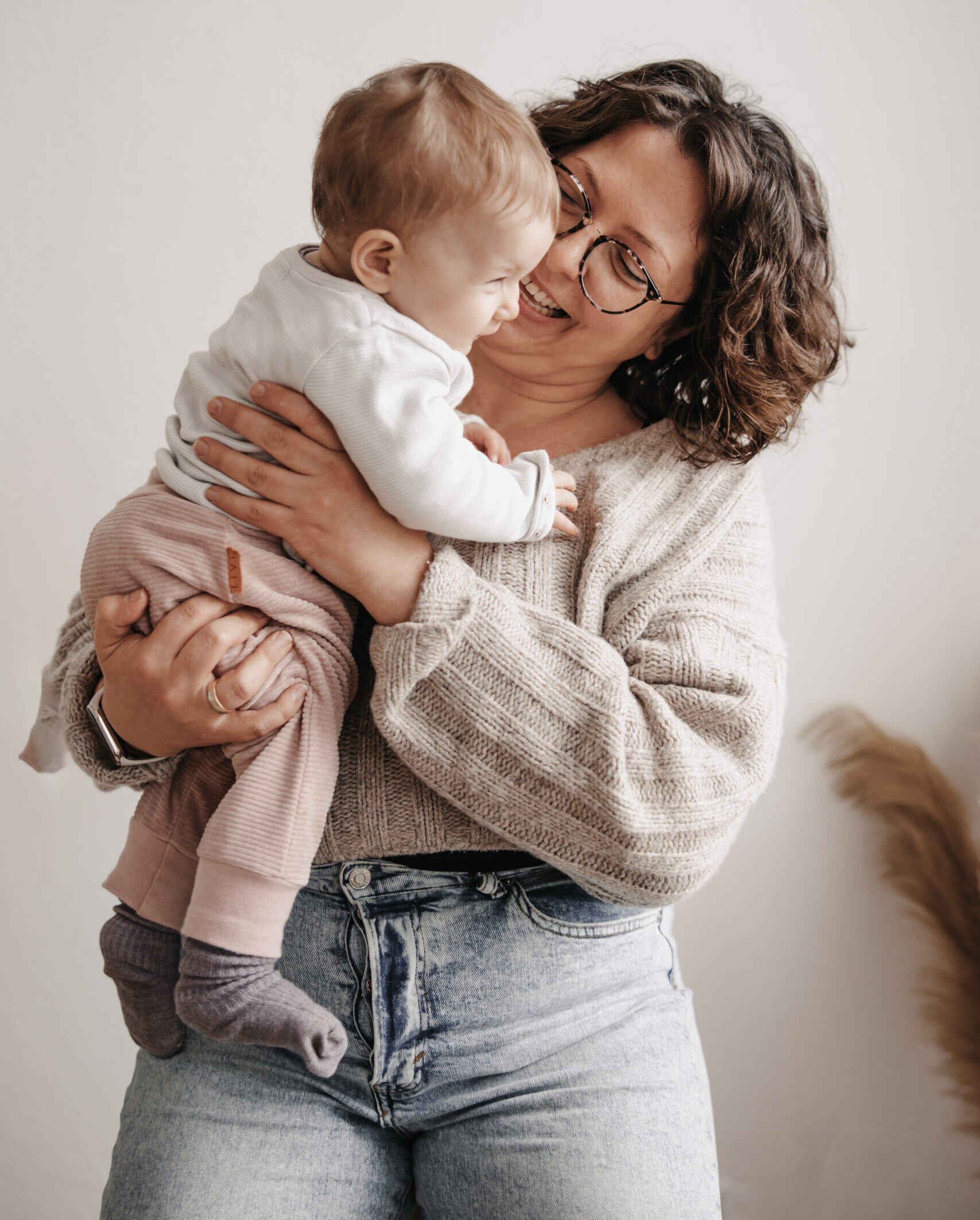 Frau mit Baby auf dem Arm